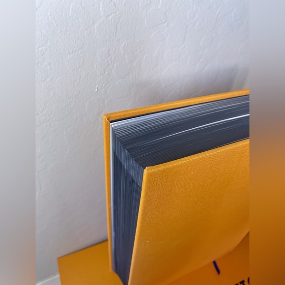 New Louis Vuitton book CATWALK coffee table collectible book - Picture 14 of 17